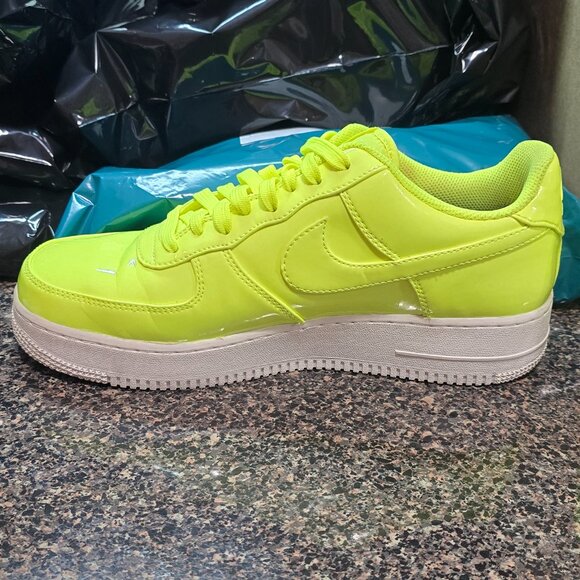 Nike Air Force 1 '07 LV8 UV Volt size 9 Mens - Picture 15 of 16